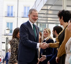 Sus Majestades los Reyes son recibidos por la ministra de Inclusión, Seguridad Social y Migraciones, Elma Sáiz